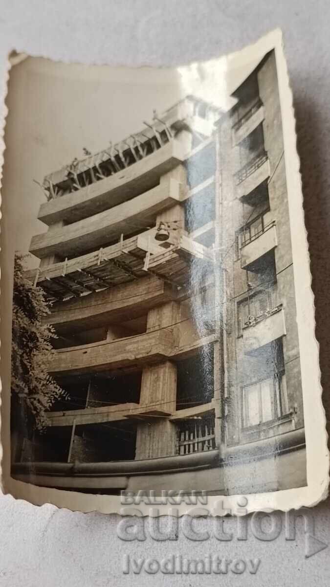 Fotografie construcție bloc cu mai multe etaje