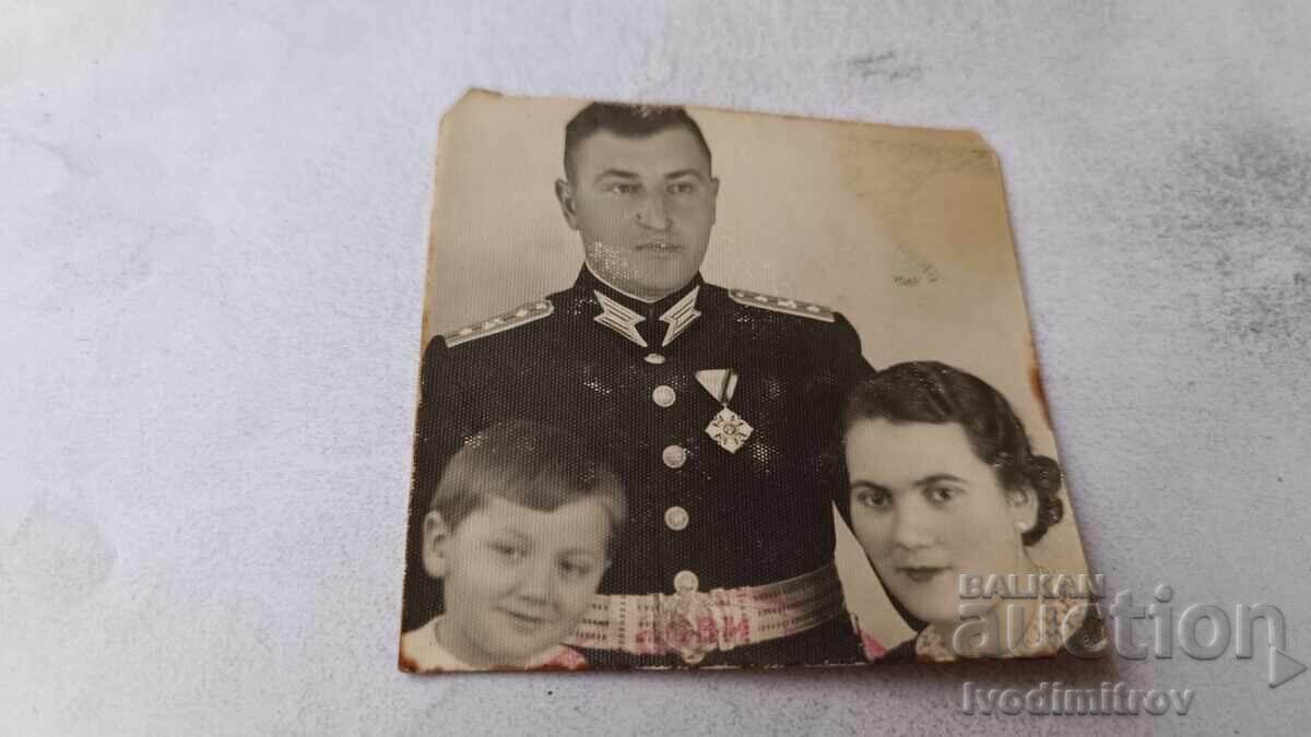 Fotografie ofițer cu ordinul „Pentru merit civil” împreună cu familia sa