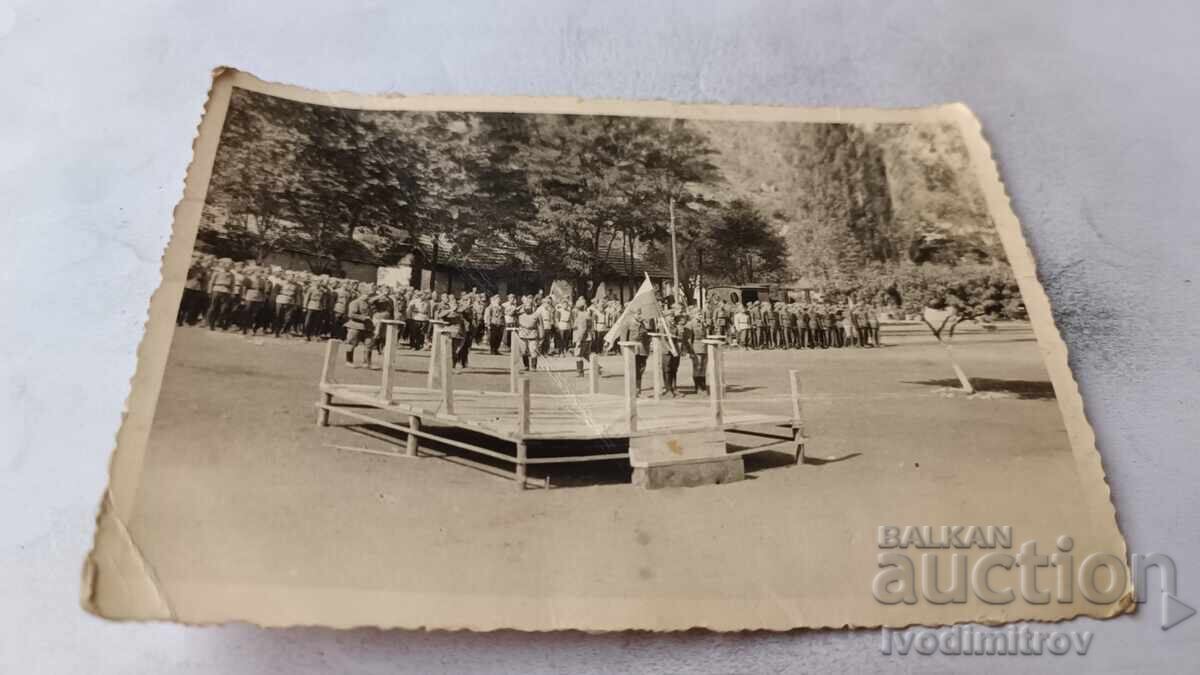 Foto Ofițeri și soldați construiti