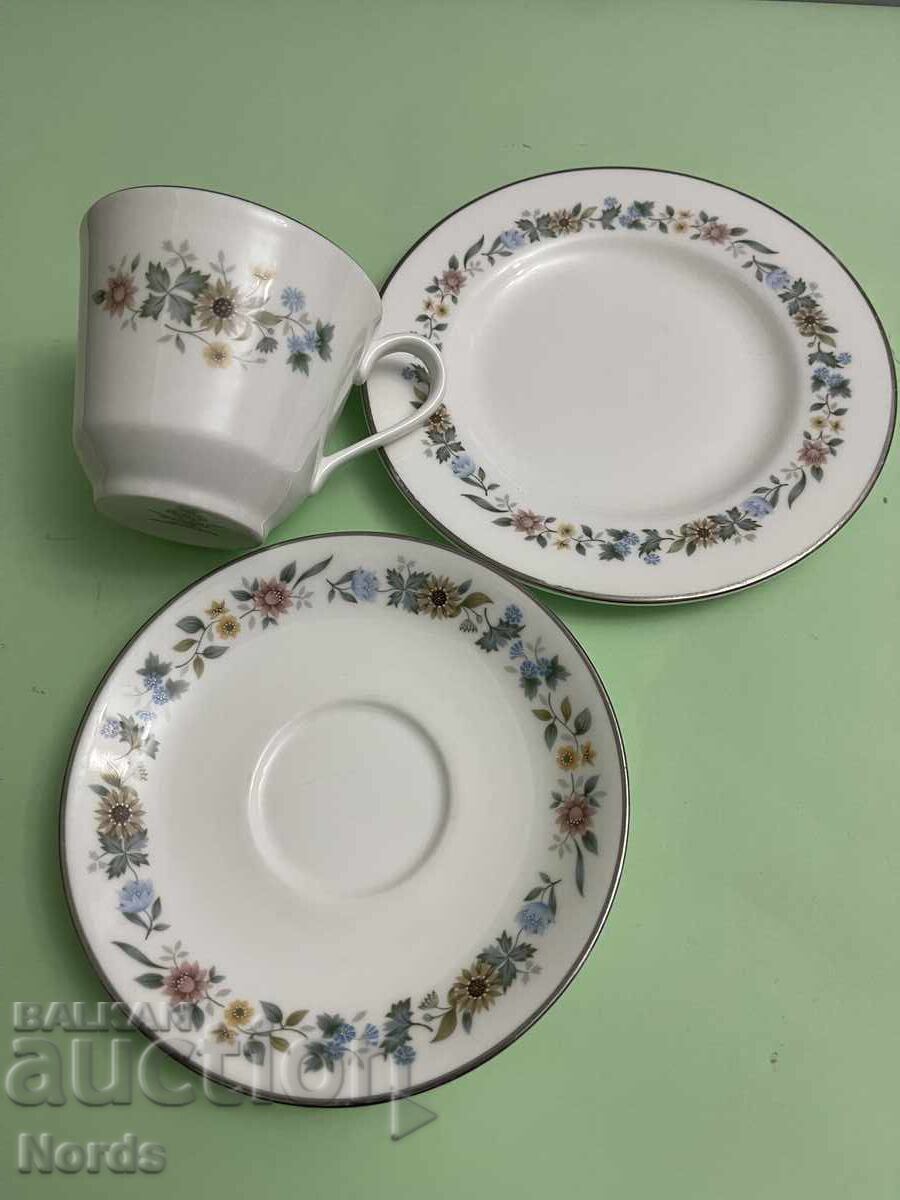Licitație Set de ceai Royal Doulton pentru trei persoane Licitație Set de ceai Royal Doulton pentru trei persoane