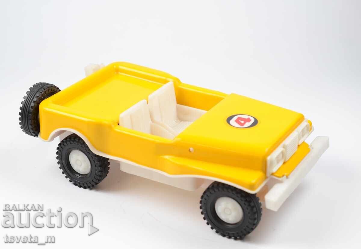 Mașinuță / jeep de jucărie din plastic, stil socialist cu preț € 8.00 | 15.65 BGN
