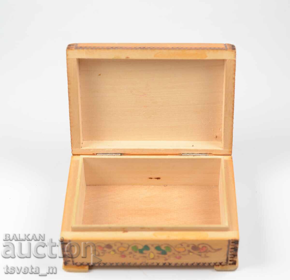 Cutie din lemn pentru mărunțișuri, lucrată manual, pirogravată cu preț € 5.00 | 9.78 BGN