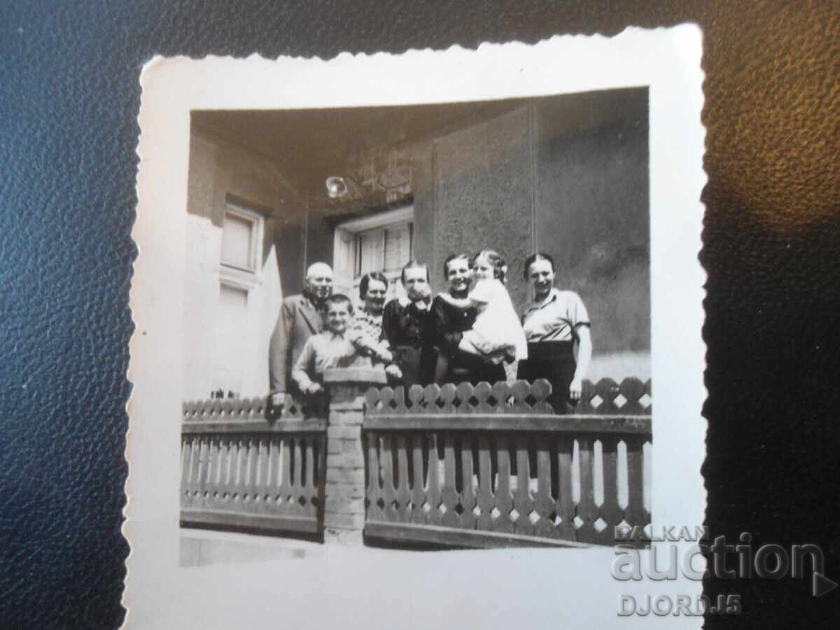 Fotografie veche, 1938, În fața casei Fotografie veche, 1938, În fața casei