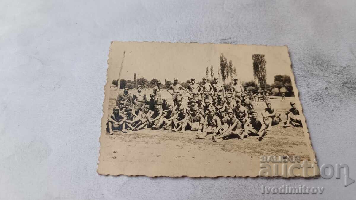 Fotografie ofițeri și soldați la bustul gol pe o poiană