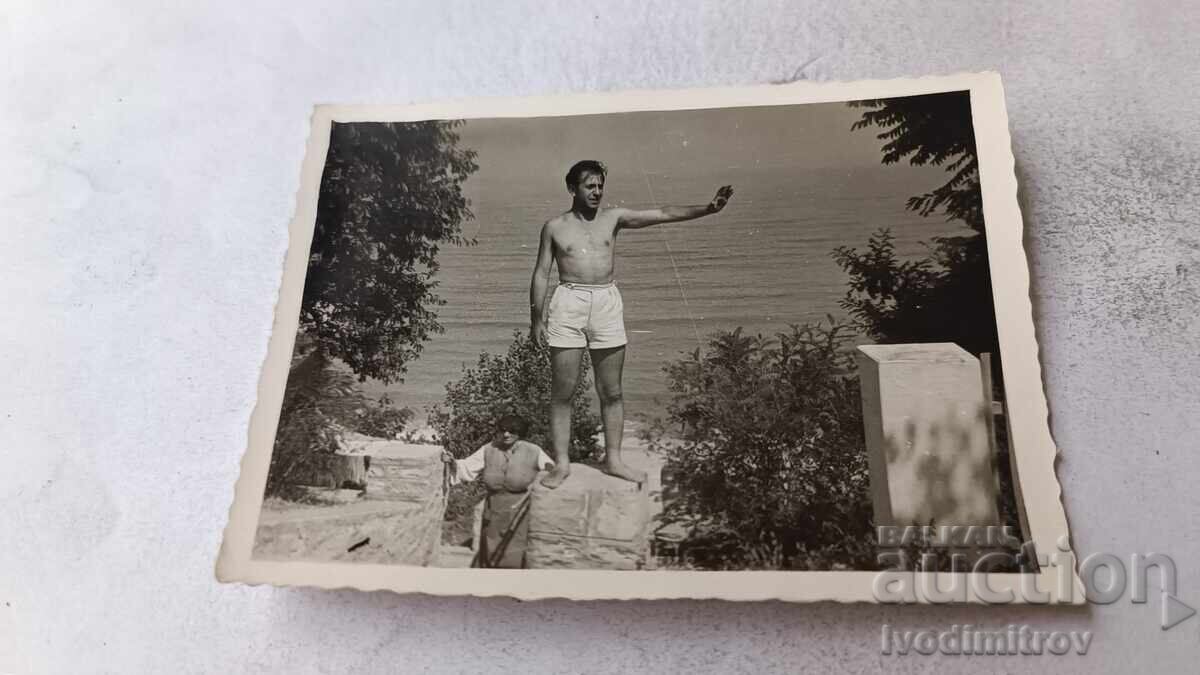 Fotografie bărbat în pantaloni scurți și femeie