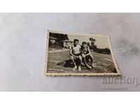 Φωτογραφία Δύο αγόρια στην άκρη του χωριού