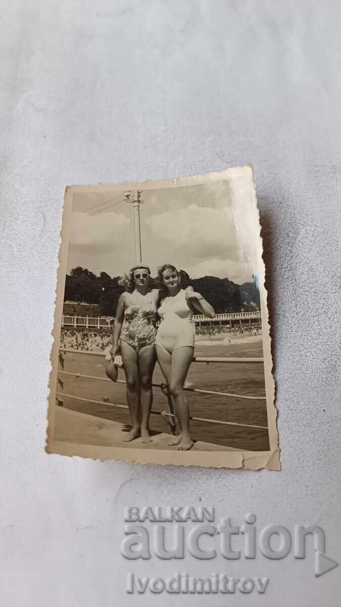 Снимка Две жени на пристана