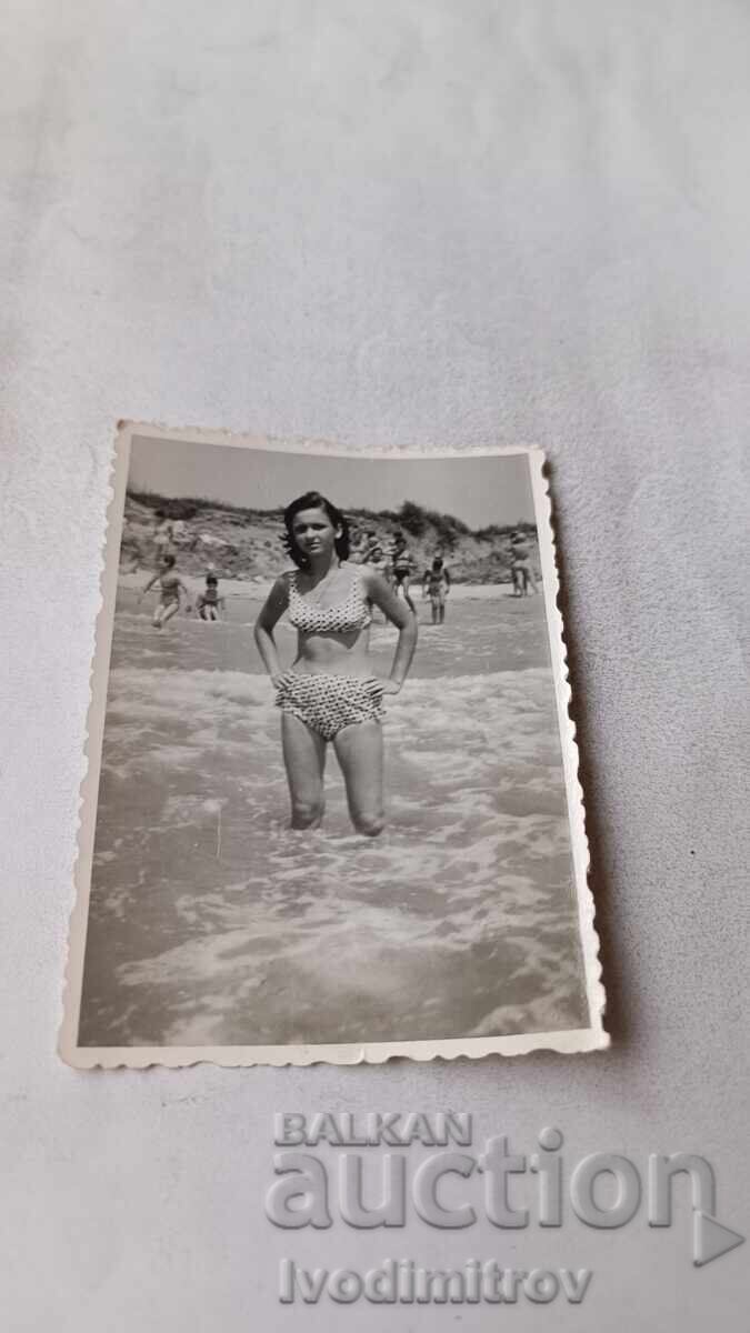 Снимка Млада жена на брега на морето