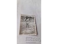 Φωτογραφία Νεαρή γυναίκα στην παραλία