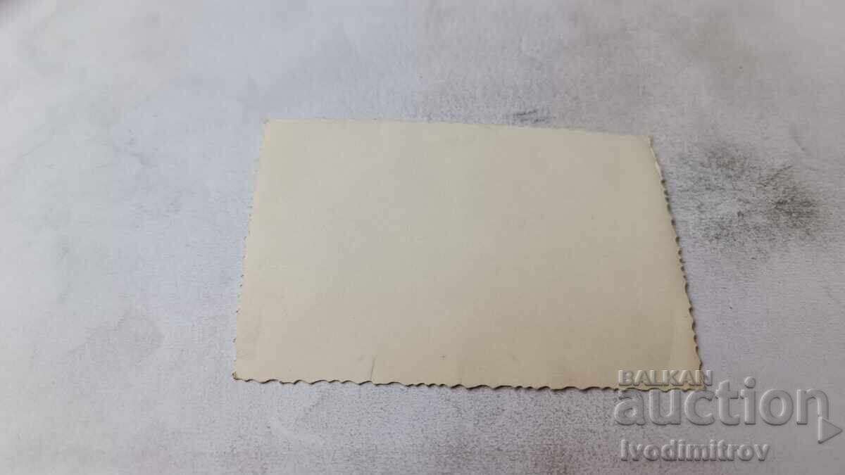 Fotografie Tânără pe plajă cu preț € 0.83 | 1.62 BGN