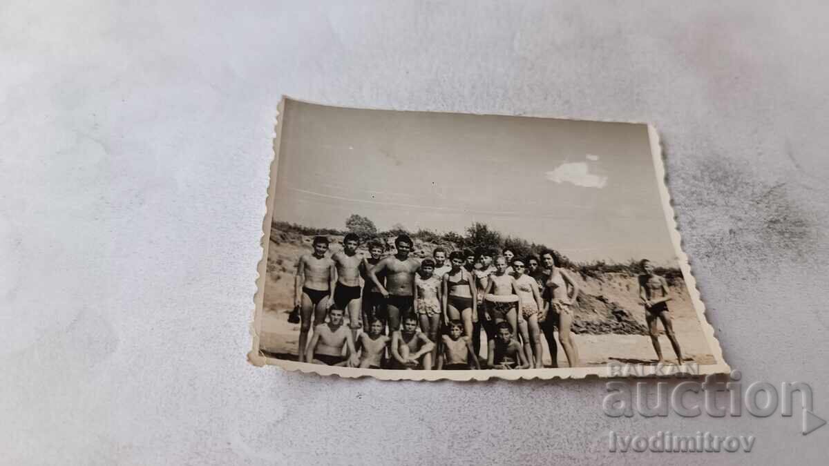 Fotografie Ravda Tineri și tinere pe plajă 1966 Fotografie Ravda Tineri și tinere pe plajă 1966