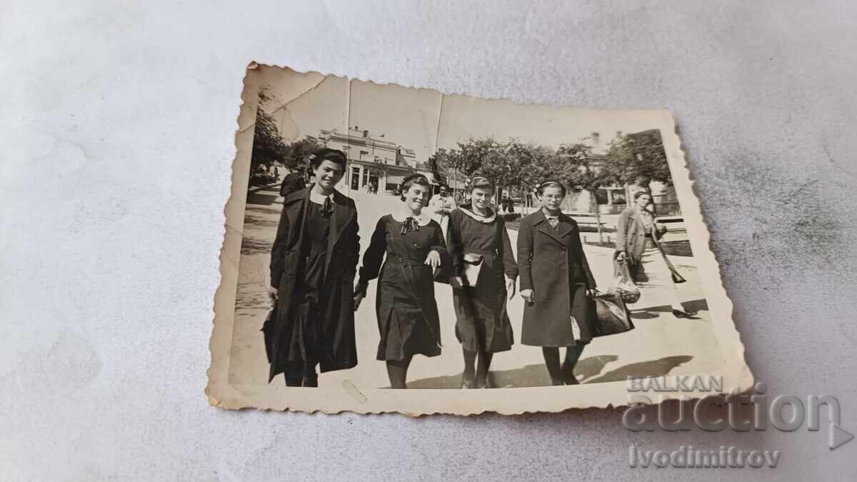 Fotografie Patru fete tinere la plimbare