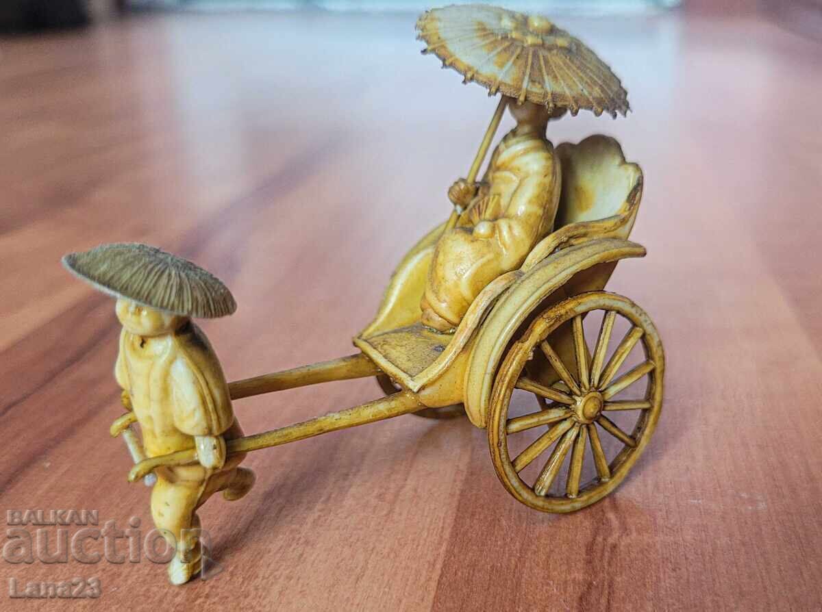 Figurină vintage din celuloid – ricșă japoneză cu gheișă cu preț € 18.00 | 35.21 BGN Figurină vintage din celuloid – ricșă japoneză cu gheișă cu preț € 18.00 | 35.21 BGN