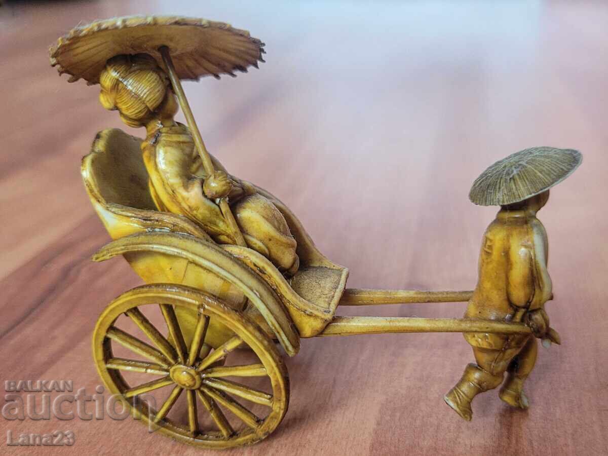 Licitație Figurină vintage din celuloid – ricșă japoneză cu gheișă Licitație Figurină vintage din celuloid – ricșă japoneză cu gheișă