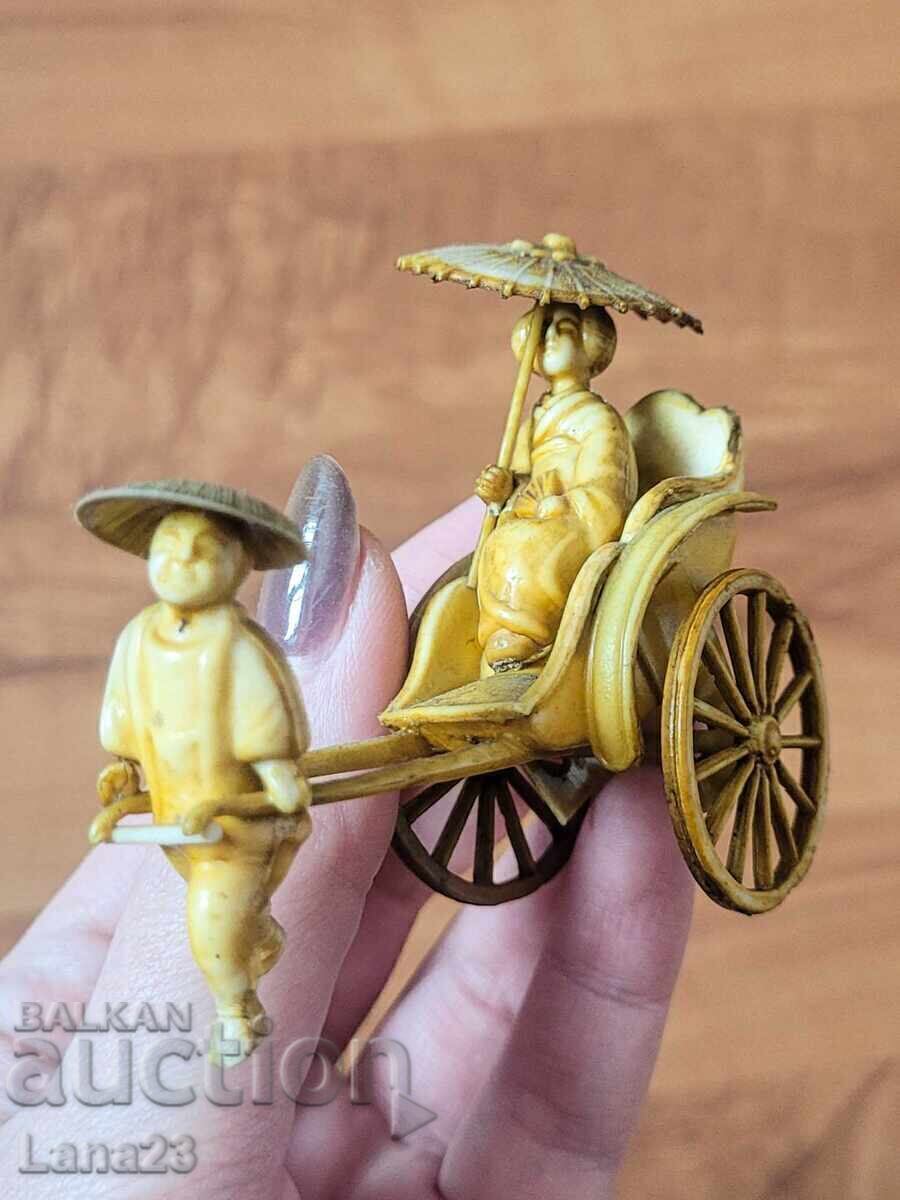 Figurină vintage din celuloid – ricșă japoneză cu gheișă