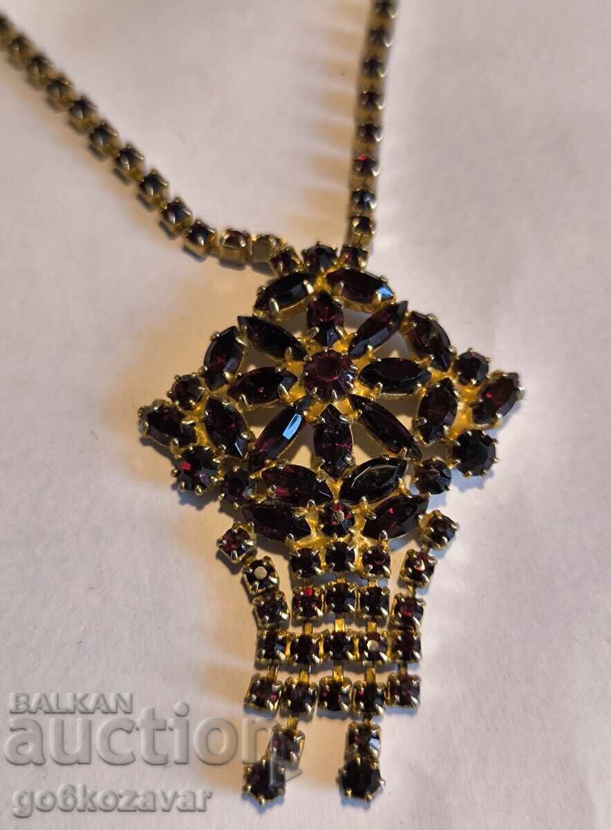 Licitație Colier vintage cu cristale boeme și granate. Cehoslovacia, anii '60 Licitație Colier vintage cu cristale boeme și granate. Cehoslovacia, anii '60