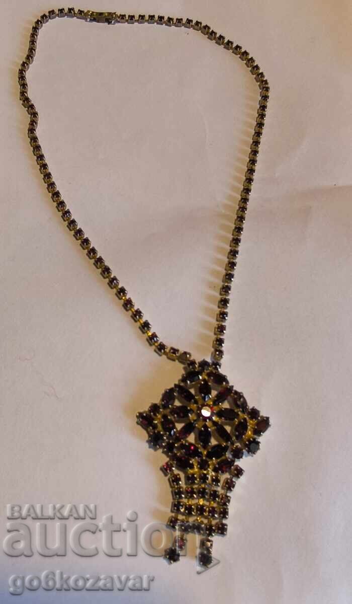 Livrarea Colier vintage cu cristale boeme și granate. Cehoslovacia, anii '60 Livrarea Colier vintage cu cristale boeme și granate. Cehoslovacia, anii '60