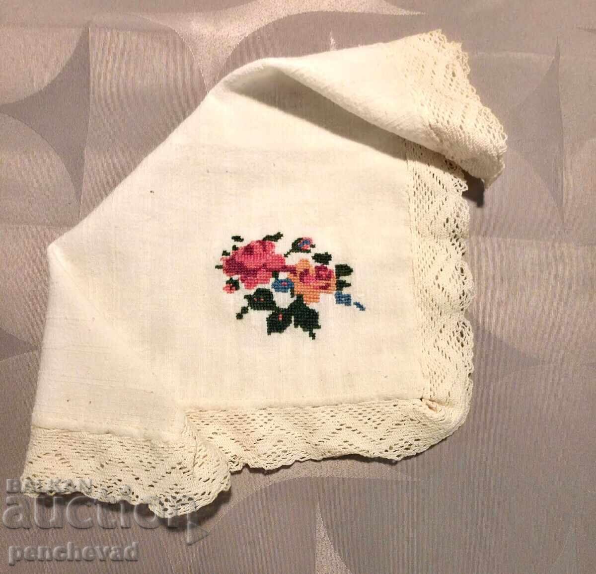Аукцион Кърпичка от кенарен плат с бродерия за носия