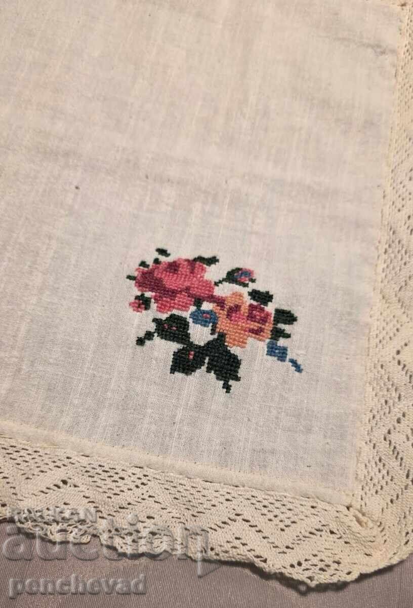 Доставка на Кърпичка от кенарен плат с бродерия за носия