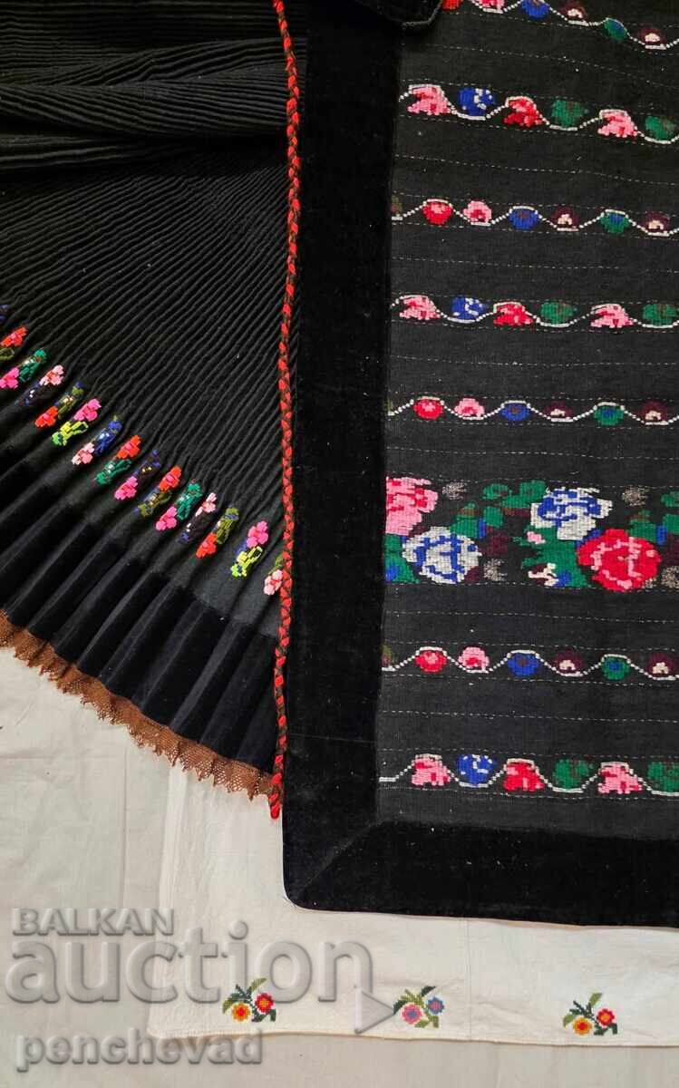 Аукцион Северняшка носия с пищимал и кенарена риза с шевици