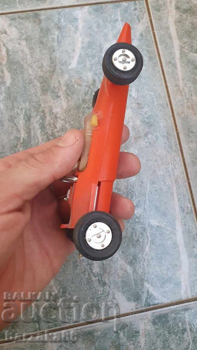 Licitație 2 bucăți jucării vechi Formula și Iepure