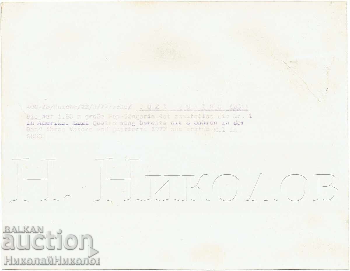 1977 FOTOGRAFIE MUZICĂ CÂNTĂREAȚĂ FOTO DE PRESĂ SUZI QUATRO DEFECT J512 cu preț € 5.50 | 10.76 BGN