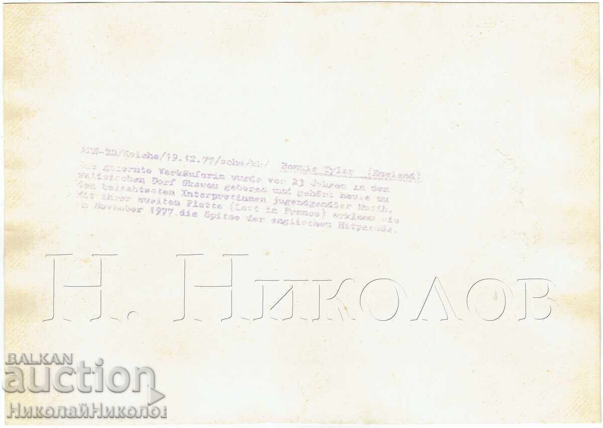 1977 СНИМКА МУЗИКА ПЕВИЦА ПРЕС ФОТО БОНИ ТАЙЛЪР ДЕФЕКТ Ж513 с цена € 5.50 | 10.76 лв.