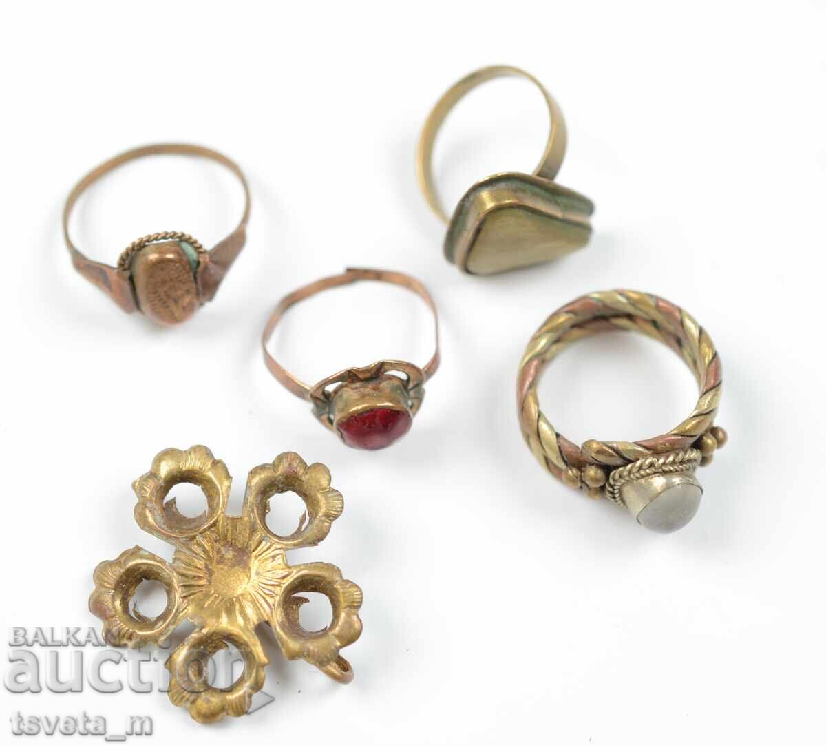 Lot of 4 antique rings and a brooch