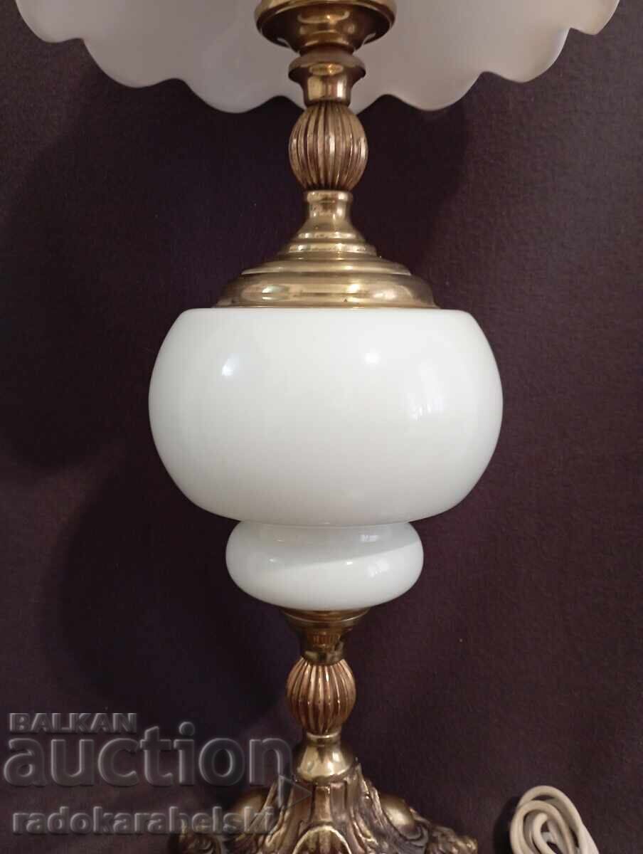 Δημοπρασία Μεγάλη παλιά λάμπα με όμορφο λευκό γυάλινο αμπαζούρ Δημοπρασία Μεγάλη παλιά λάμπα με όμορφο λευκό γυάλινο αμπαζούρ
