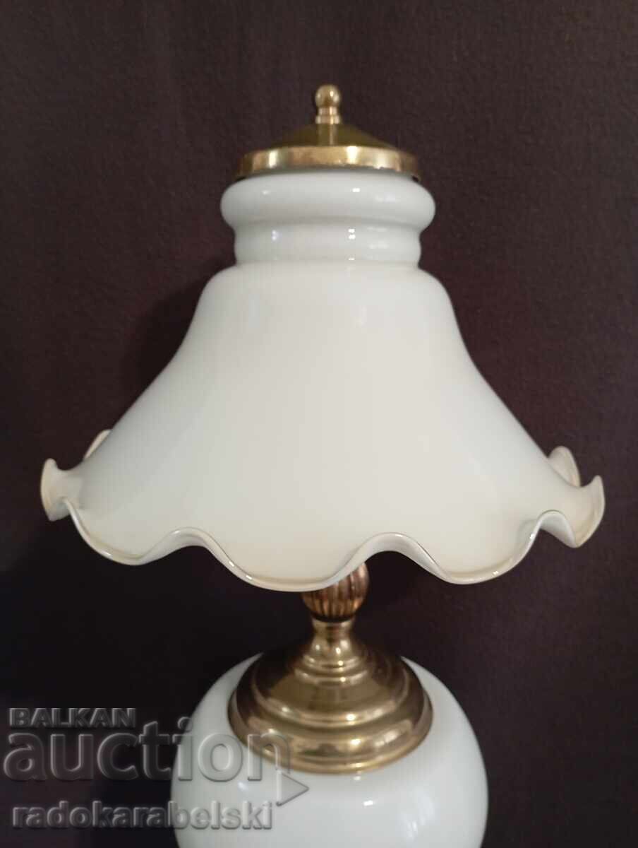 Παράδοση Μεγάλη παλιά λάμπα με όμορφο λευκό γυάλινο αμπαζούρ Παράδοση Μεγάλη παλιά λάμπα με όμορφο λευκό γυάλινο αμπαζούρ