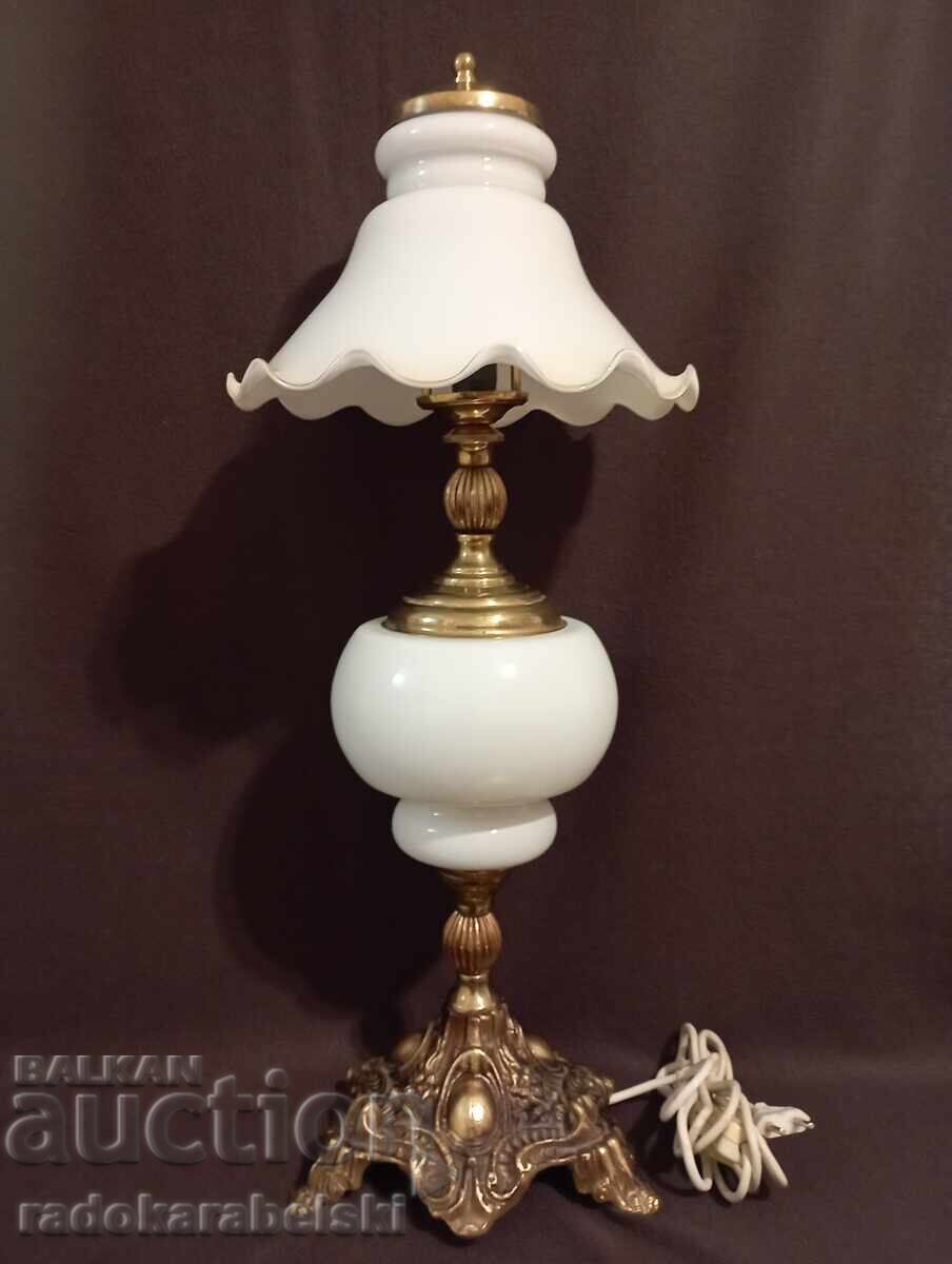 Μεγάλη παλιά λάμπα με όμορφο λευκό γυάλινο αμπαζούρ Μεγάλη παλιά λάμπα με όμορφο λευκό γυάλινο αμπαζούρ
