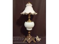 Lampă veche mare cu un abajur frumos din sticlă albă