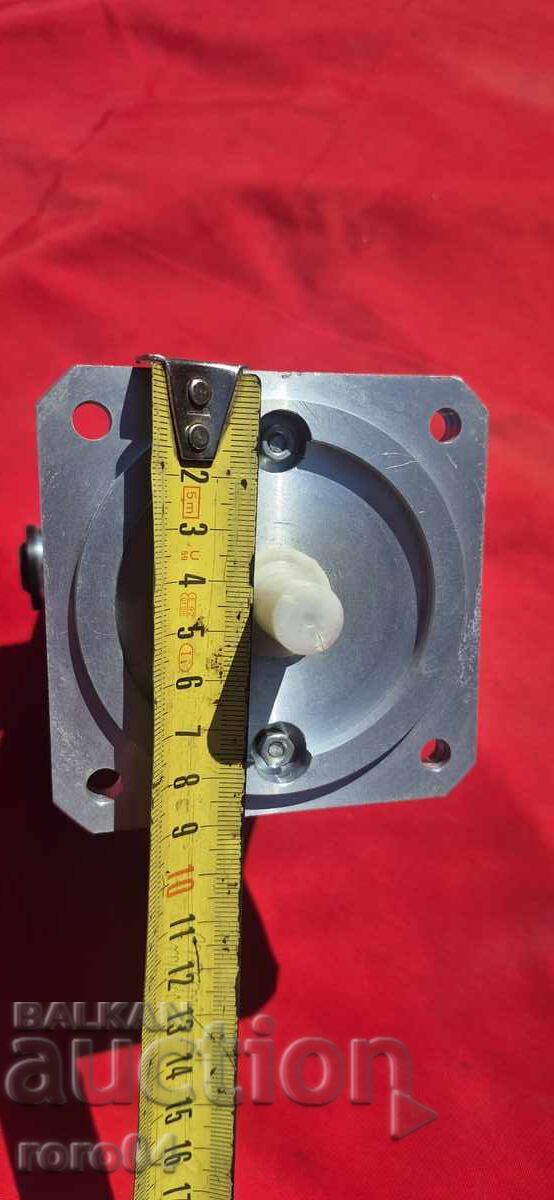 Παράδοση SERVODVIGATEL ZA POSTOYANEN TOK SERIYA - Pl, PC, 3Pl