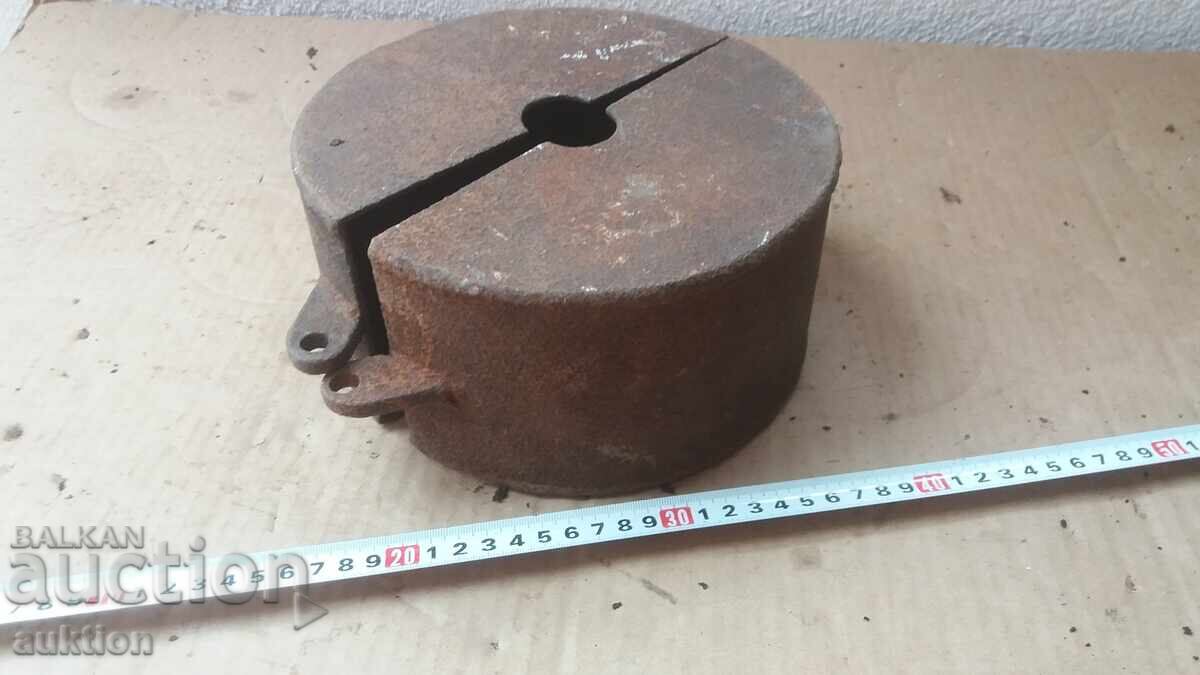 СТАРА МАСИВНА КРЪГЛА КУТИЯ с цена € 6.99 | 13.67 лв. СТАРА МАСИВНА КРЪГЛА КУТИЯ с цена € 6.99 | 13.67 лв.