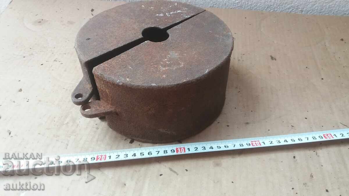 Аукцион СТАРА МАСИВНА КРЪГЛА КУТИЯ Аукцион СТАРА МАСИВНА КРЪГЛА КУТИЯ