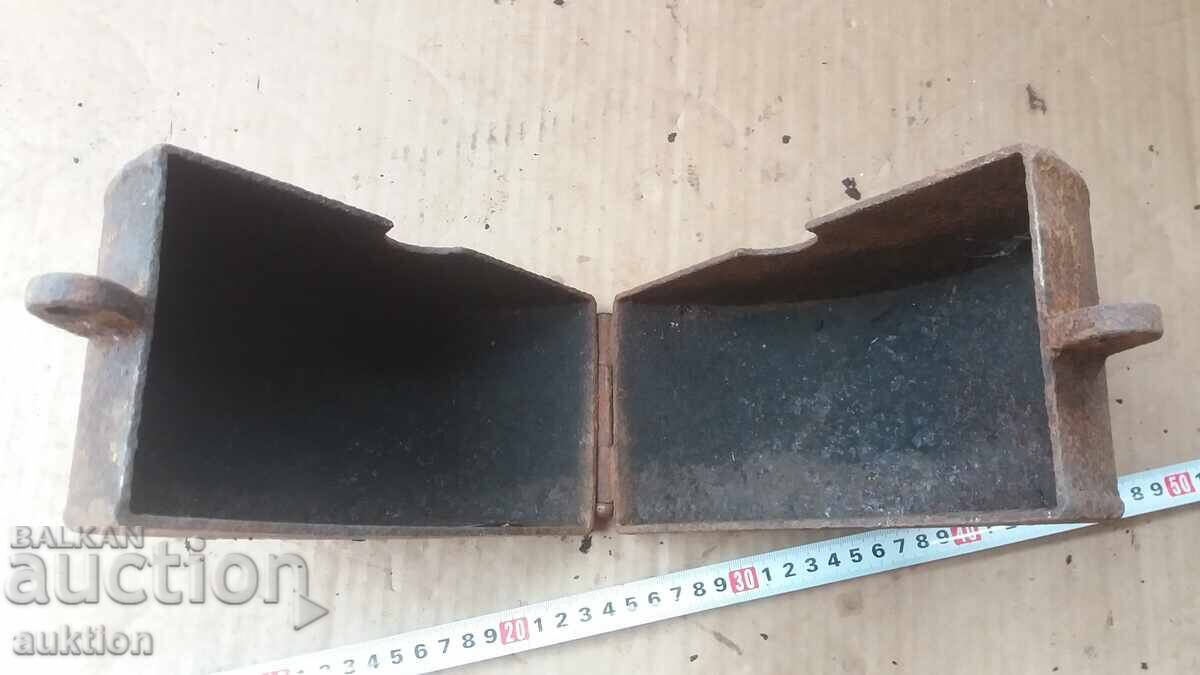 СТАРА МАСИВНА КРЪГЛА КУТИЯ - 7 СТАРА МАСИВНА КРЪГЛА КУТИЯ - 7