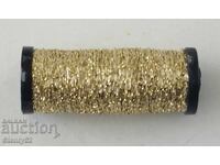 Micuță bobină cu fir auriu, ață