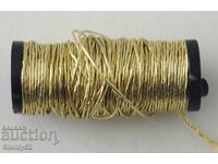 Micuță bobină cu fir auriu, ață