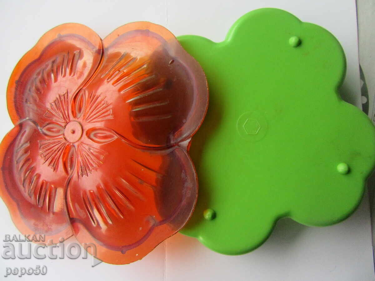 Παράδοση ΟΜΟΡΦΟ ΠΛΑΣΤΙΚΟ ΚΟΥΤΙ ΓΙΑ ΚΑΡΑΜΕΛΕΣ ΠΡΩΙΜΗΣ ΣΟΣΙΑΛΙΣΤΙΚΗΣ ΠΕΡΙΟΔΟΥ