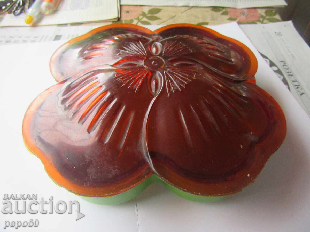 ΟΜΟΡΦΟ ΠΛΑΣΤΙΚΟ ΚΟΥΤΙ ΓΙΑ ΚΑΡΑΜΕΛΕΣ ΠΡΩΙΜΗΣ ΣΟΣΙΑΛΙΣΤΙΚΗΣ ΠΕΡΙΟΔΟΥ