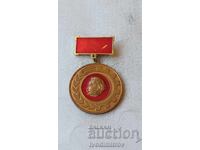 Insignă „Campion în competiția pentru recolte bogate”