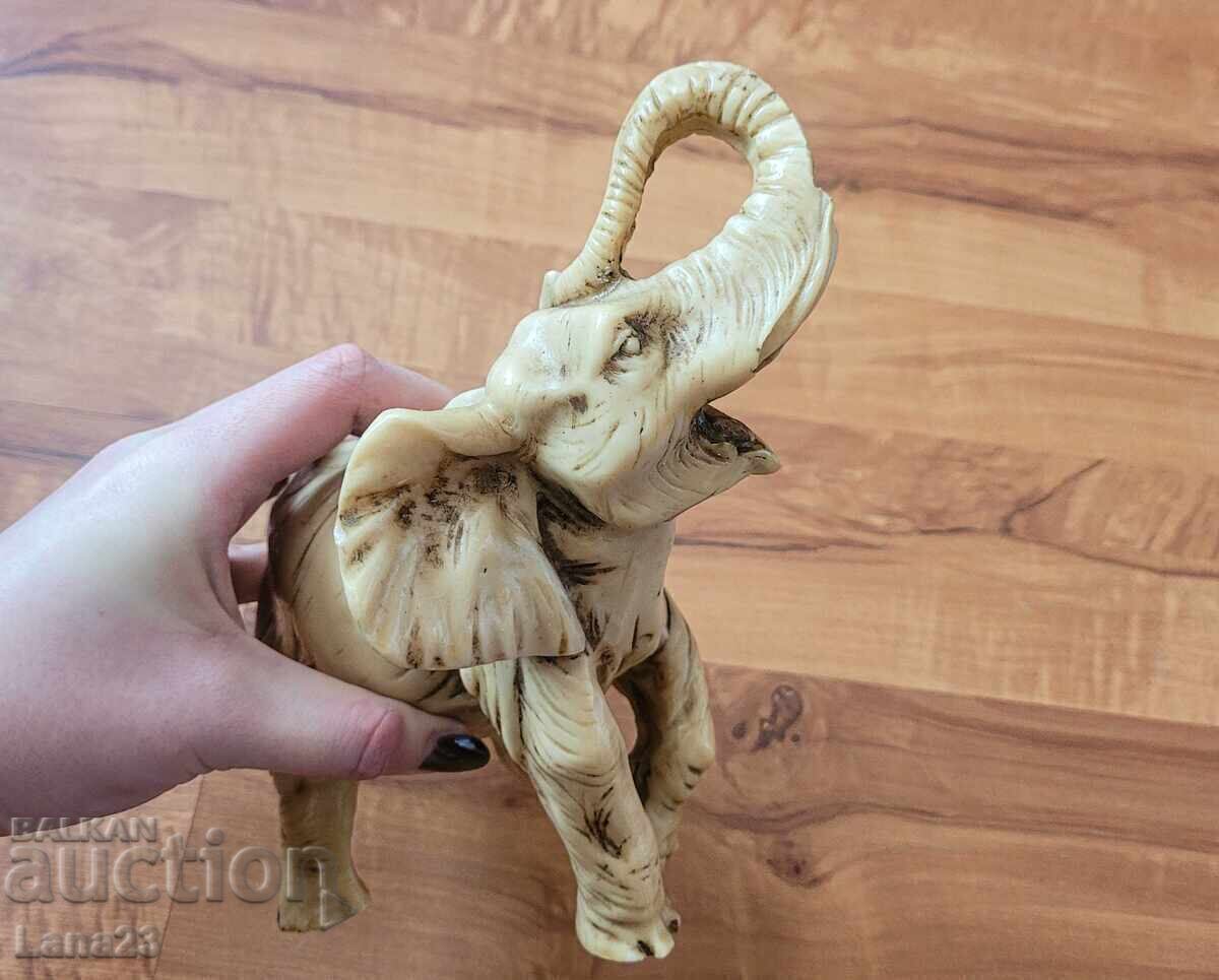 Figurină - elefant cu preț € 23.00 | 44.98 BGN
