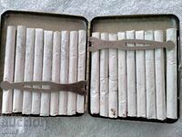 Tabachera al doilea război mondial plină cu țigări germane