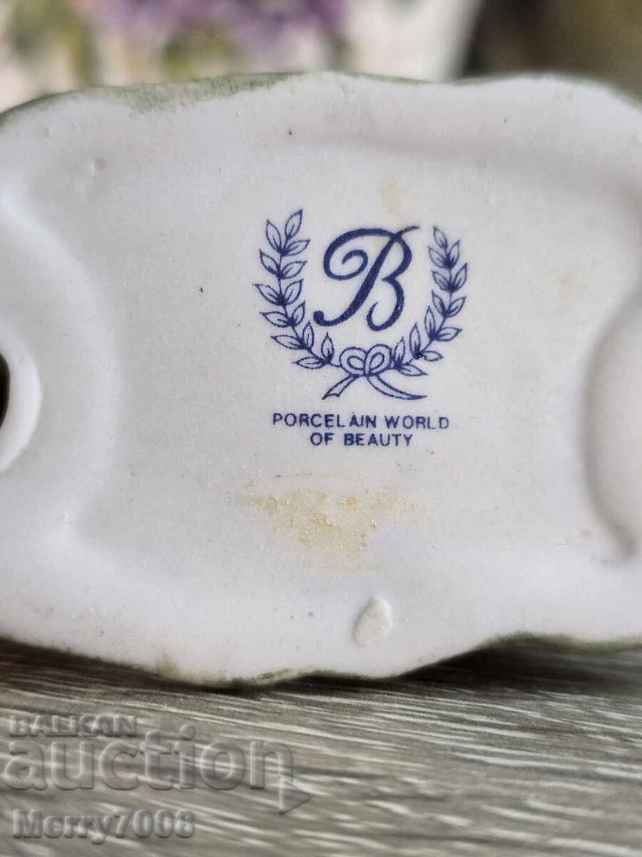 Доставка на Фигурката е част от колекцията „Porcelain World of Beauty“