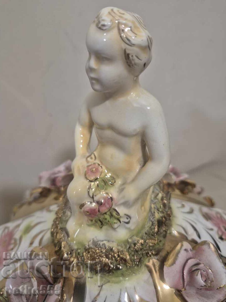 Голяма италианска порцеланова бонбониера с капак с цена € 110.00 | 215.14 лв.