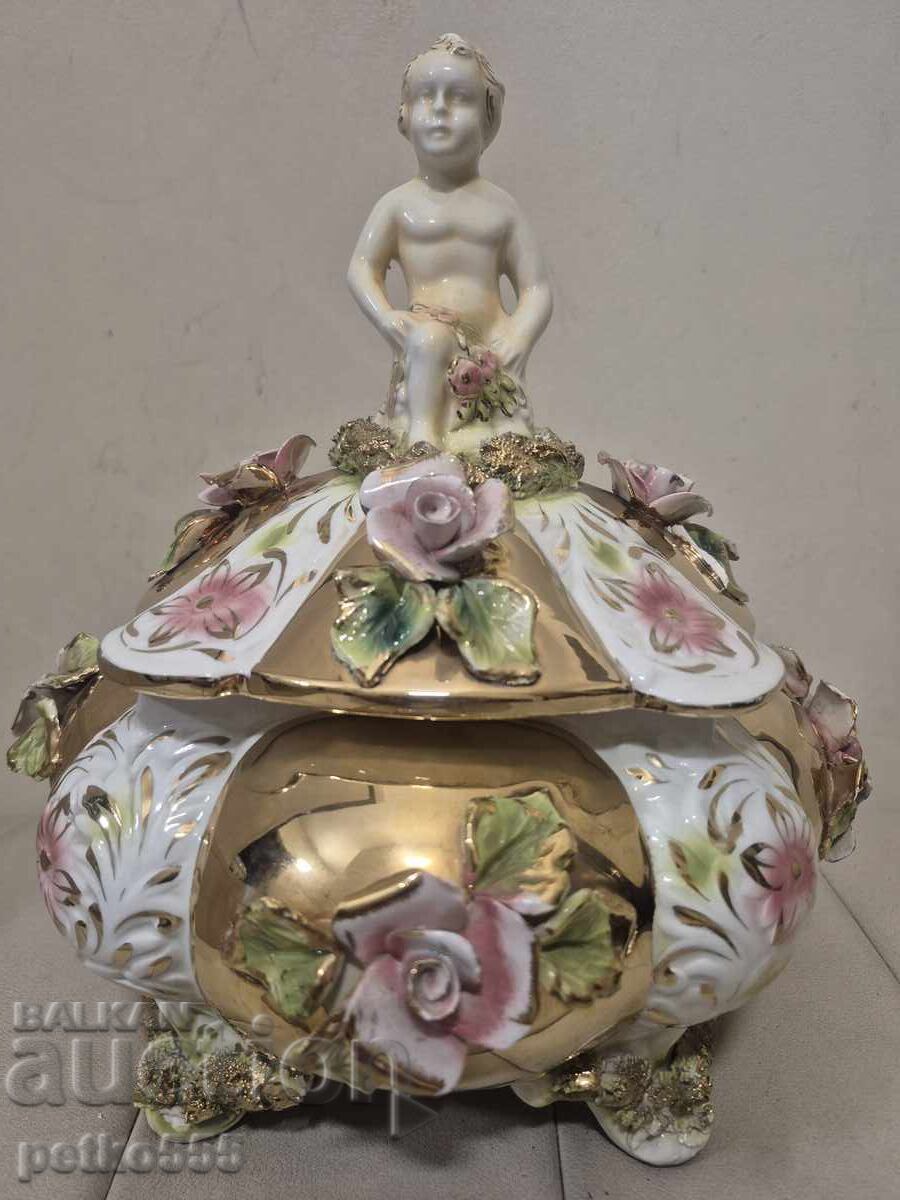 Голяма италианска порцеланова бонбониера с капак
