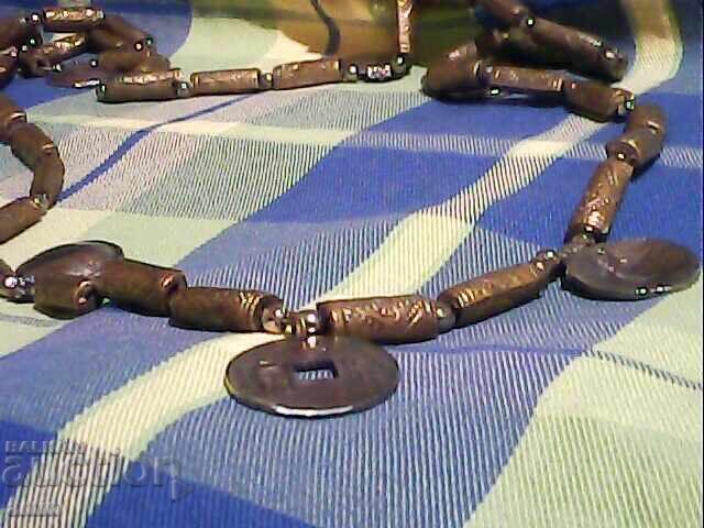 Παλιό κινέζικο κολιέ με νόμισμα