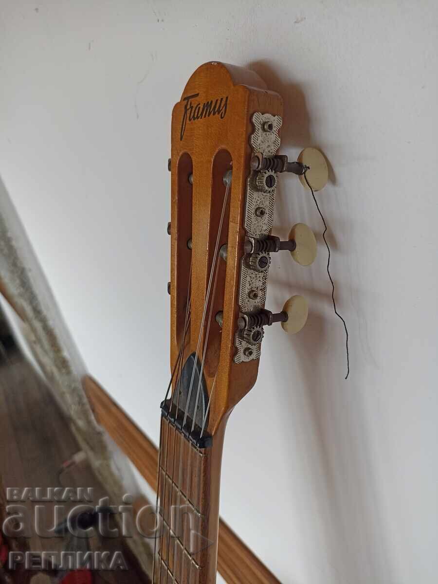 Chitara cu carcasa - 5 Chitara cu carcasa - 5