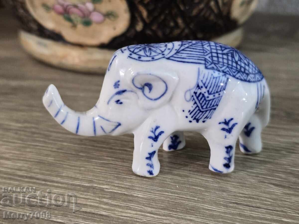 Acest set include trei elefanți din porțelan !!! cu preț € 0.01 | 0.02 BGN