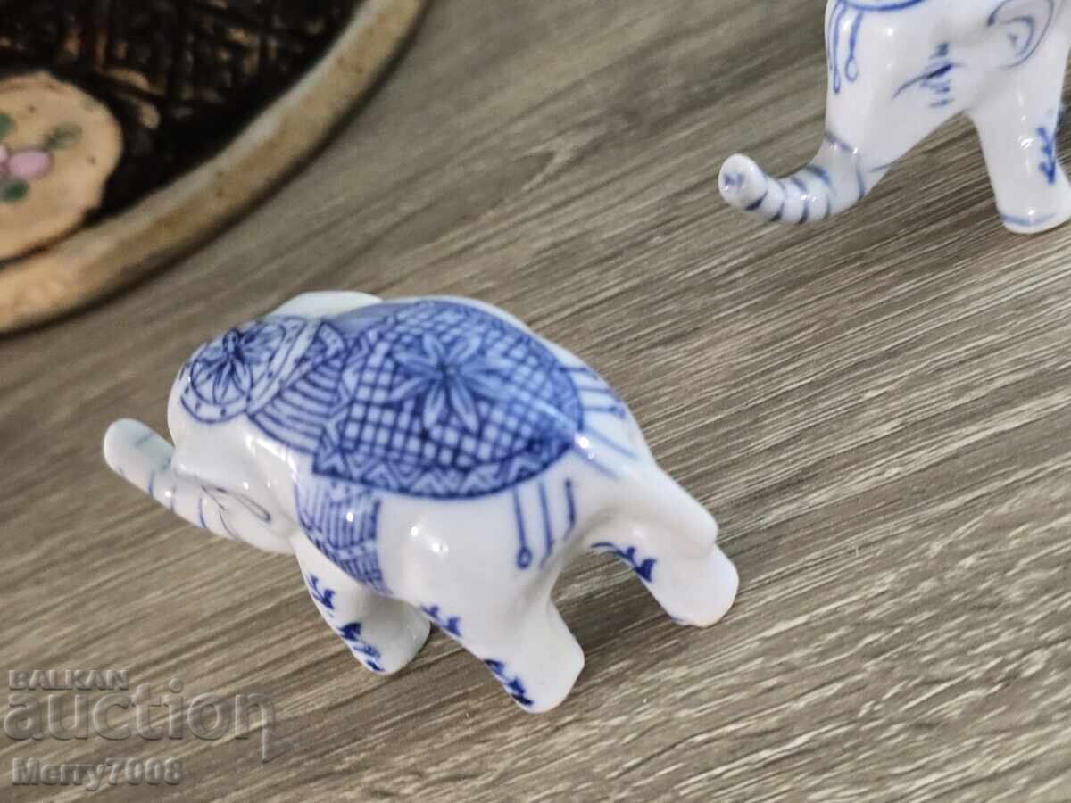 Licitație Acest set include trei elefanți din porțelan !!!